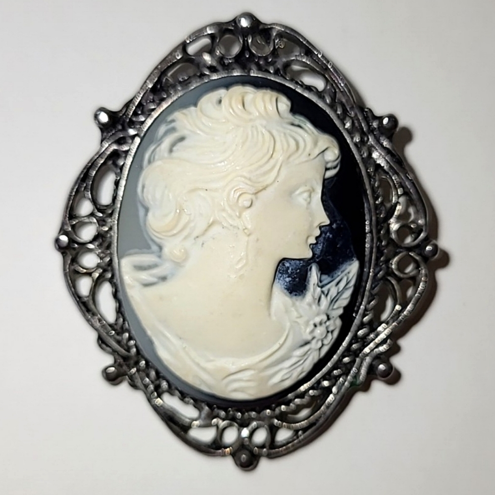 VINTAGE CAMEO BROOCH - BLACK & IVORY RESIN - LARGE OVER 2" HIGH - Picture 6 of 7